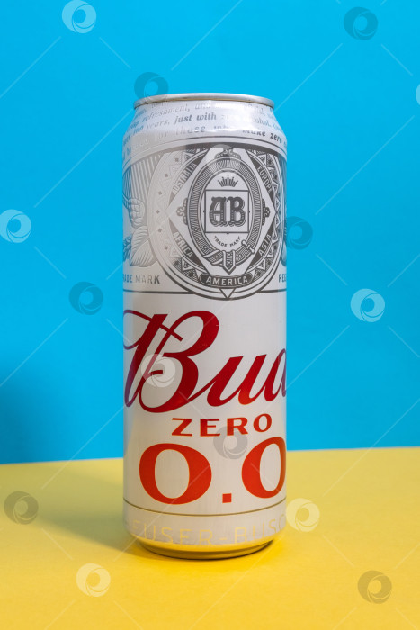 Скачать Тюмень, Россия - 21 июня 2021 года: Металлическая банка пива Budweiser bud. произведено компанией Anheuser-Busch, представлено в Сент-Луисе. крупный план фотосток Ozero