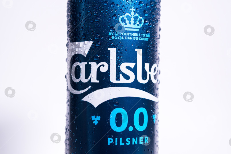 Скачать Тюмень, Россия- 26 апреля 2021 года: Carlsberg - это безалкогольное пиво, производимое Carlsberg Group фотосток Ozero