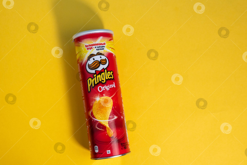 Скачать Тюмень, Россия - 21 июня 2021 года: Оригинальные чипсы Pringles. Pringles - это марка картофельных чипсов, принадлежащая компании Kellogg. фотосток Ozero