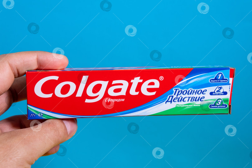 Скачать Тюмень, Россия - 21 июня 2021 года: Зубная паста Colgate. Colgate - это марка зубной пасты, производимая компанией Colgate-Palmolive фотосток Ozero