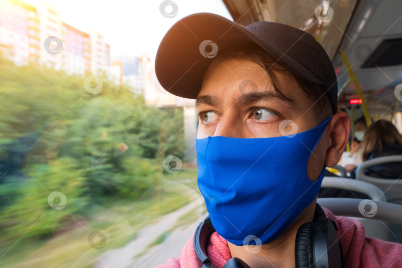 Скачать Молодой Парень Едет В Автобусе С Медицинской Маской На Лице. Проезд на общественном транспорте во время эпидемии фотосток Ozero