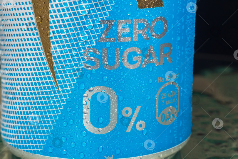 Скачать Тюмень, Россия - 25 мая 2021 года: Энергетический напиток с логотипом Adrenaline Rush без сахара. фотосток Ozero
