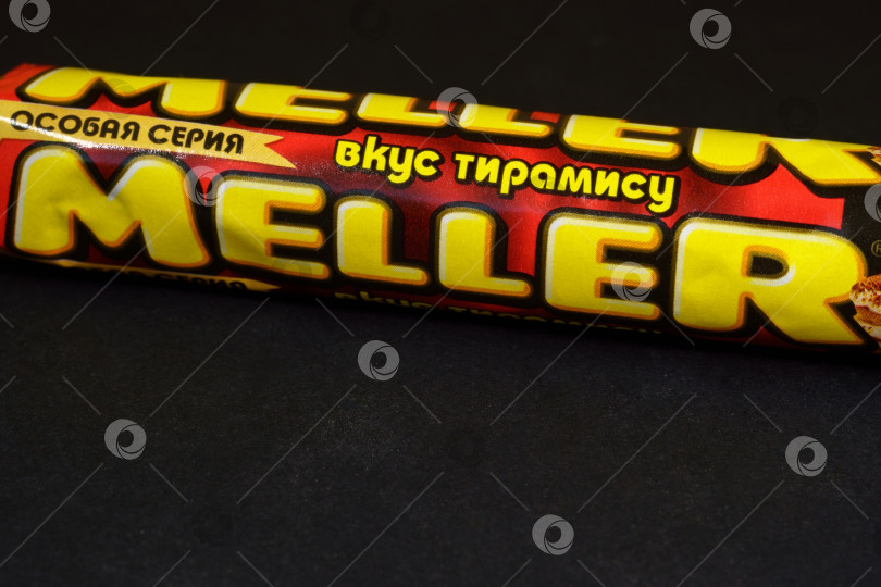 Скачать Тюмень, Россия - 25 мая 2021 года: Меллер Карамель шоколад жует карамельные конфеты в упаковке. Закрыть фотосток Ozero