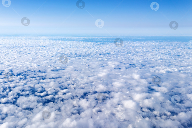 Скачать Вид из окна на облако на фоне голубого неба. С пробелом для копирования текста фотосток Ozero