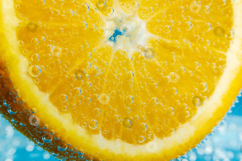 Скачать Апельсиновый фрукт в воде крупным планом, под водой с пузырьками. фотосток Ozero