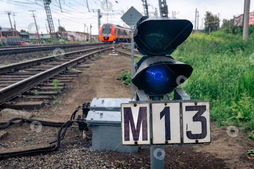 Скачать карликовый железнодорожный сигнал на стрелочном переводе светится синим фотосток Ozero