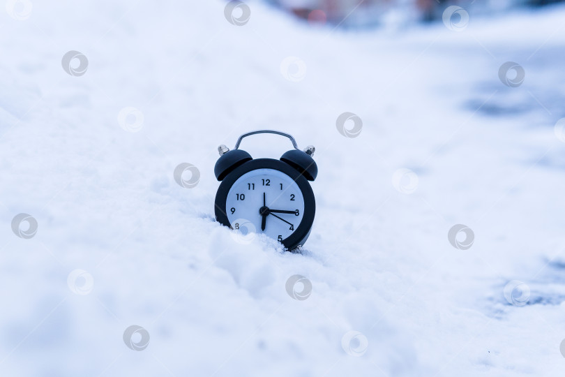 Скачать Черный будильник на снегу. Концепция "Новый год зимы". пространство для копирования фотосток Ozero