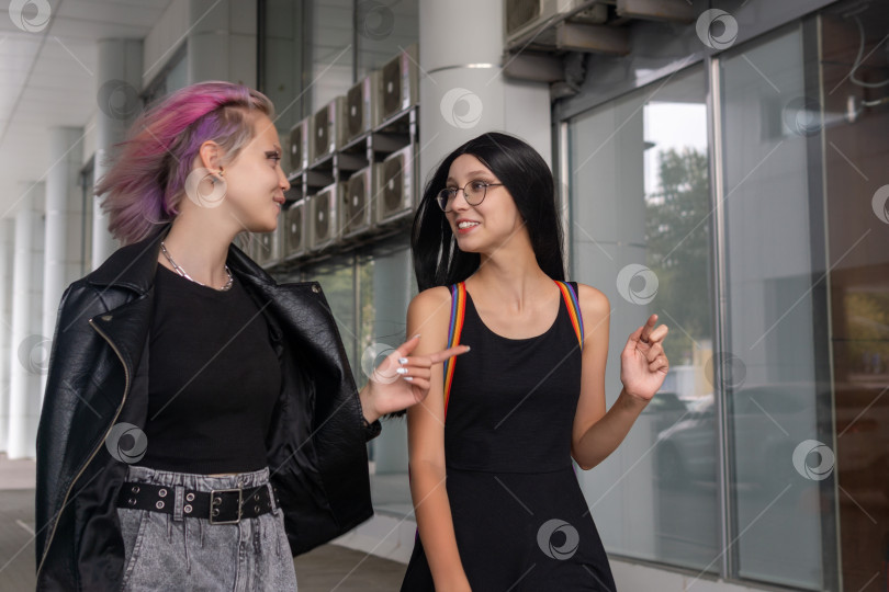 Скачать две девочки-подростка идут по улице и разговаривают фотосток Ozero