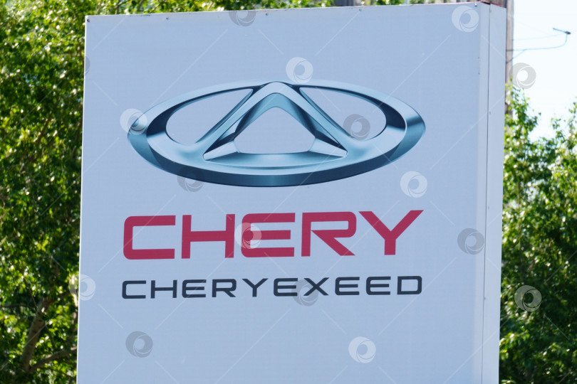 Скачать Тюмень, Россия - 3 июня 2021 года: Официальный дилерский центр Chery. Логотип на здании фотосток Ozero