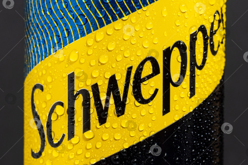 Скачать Тюмень, Россия - 25 мая 2021 года: Крупный план логотипа Schweppes. фотосток Ozero