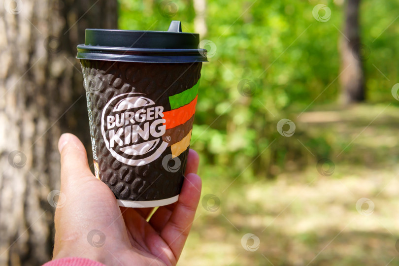 Скачать Тюмень, Россия - 25 мая 2021 года: Кофе с логотипом ресторана быстрого питания Burger King в руке фотосток Ozero