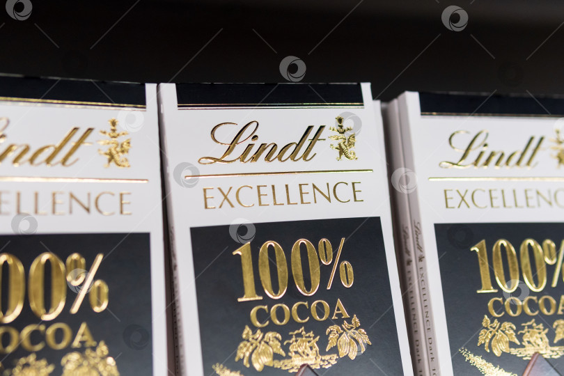 Скачать Тюмень, Россия - 08 июня 2021 года: плитка темного шоколада Lindt Excellence. Избирательный фокус фотосток Ozero