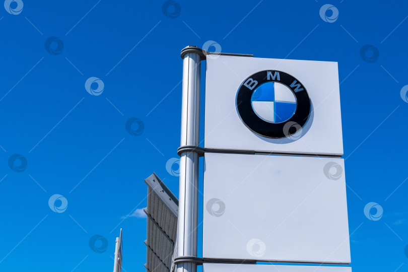 Скачать Тюмень, Россия - 8 июня 2021 года: Логотип автодилера BMW на фоне голубого неба. известные производители автомобилей фотосток Ozero