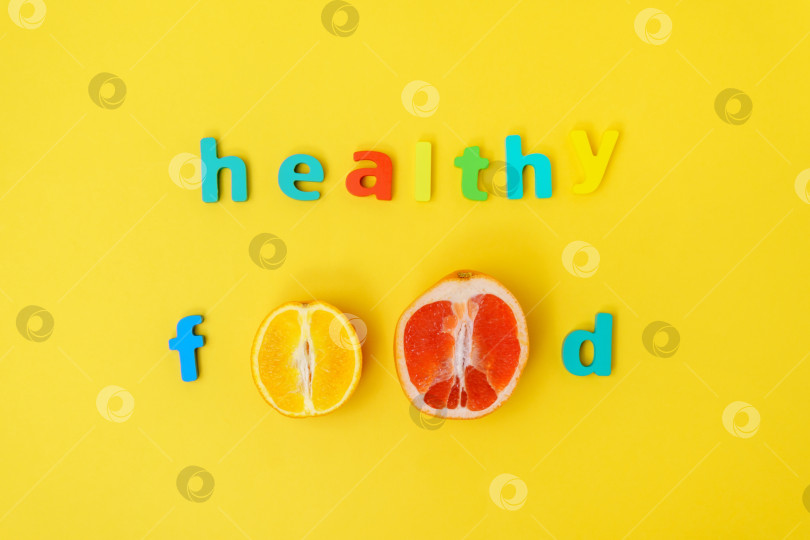 Скачать Буквы "Здоровая пища" на желтом фоне, вид сверху. фотосток Ozero