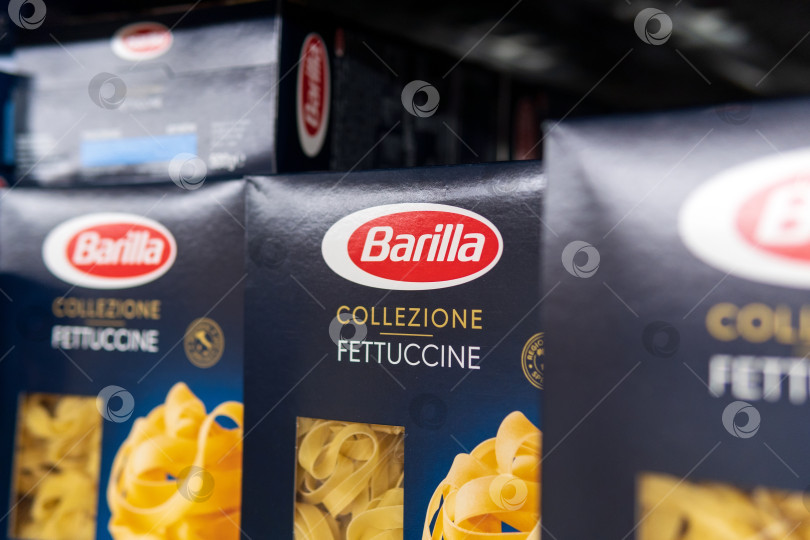 Скачать Тюмень, Россия - 08 июня 2021 года: логотип Barilla fettuccine, самого известного итальянского бренда макаронных изделий. фотосток Ozero