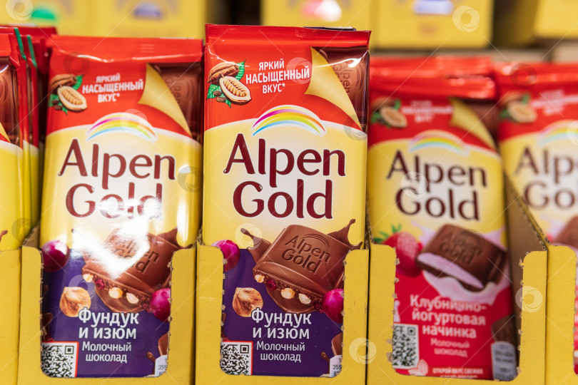 Скачать Тюмень, Россия - 08 июня 2021 года: Логотип шоколадной плитки Alpen Gold крупным планом. Избирательный фокус фотосток Ozero