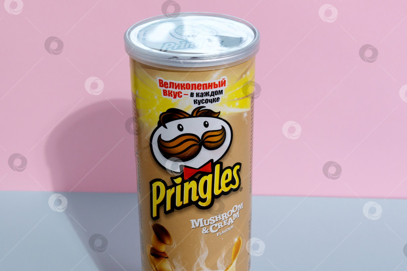 Скачать Тюмень, Россия - 7 августа 2021 года: Чипсы "Принглс". Pringles - это марка картофельных чипсов, принадлежащая компании Kellogg. фотосток Ozero