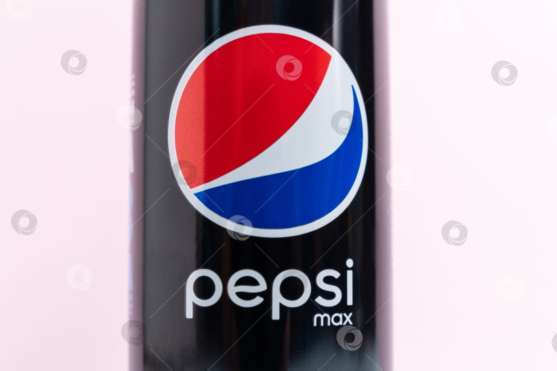 Скачать Тюмень, Россия - 15 октября 2021 года: логотип Pepsi без сахара на банке. фотосток Ozero