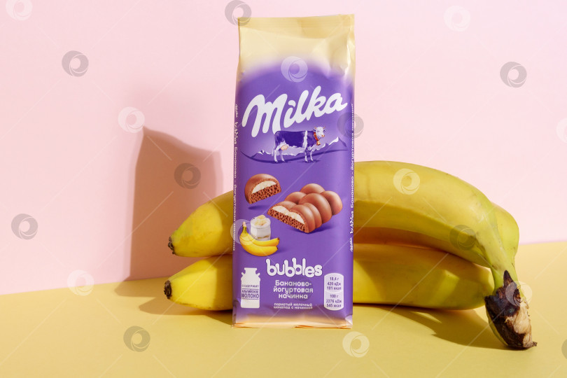 Скачать Тюмень, Россия - 7 августа 2021 года: плитка молочного шоколада Milka alpine с бананом, выпущенная компанией Mondelez International. фотосток Ozero