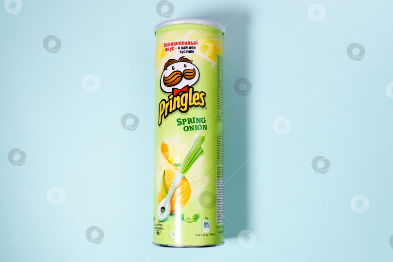 Скачать Тюмень, Россия - 15 октября 2021 года: Pringles - бренд картофельных чипсов, принадлежащий компании Kellogg. Пространство для копирования фотосток Ozero