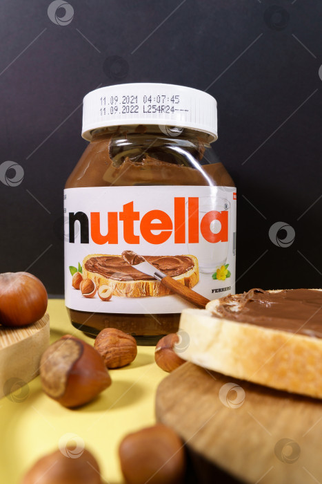 Скачать Тюмень, Россия - 15 октября 2021 года: Nutella - это торговая марка шоколадного фундука. Производится итальянской компанией Ferrero. фотосток Ozero