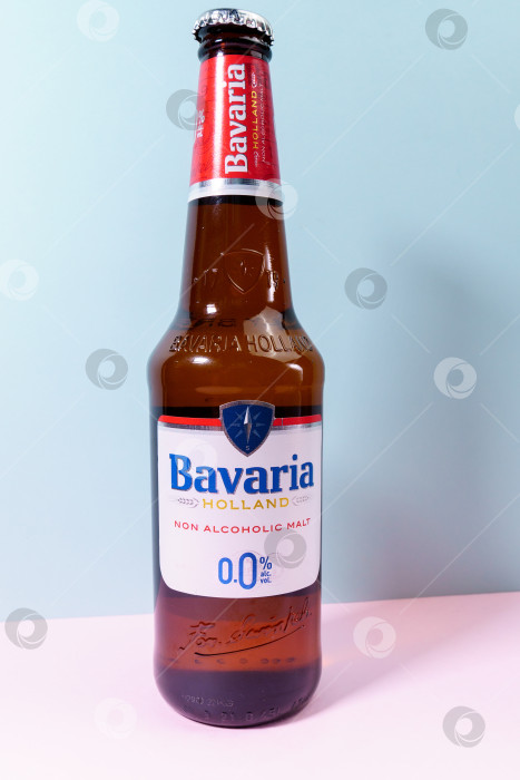 Скачать Тюмень, Россия - 15 октября 2021 года: Бутылка безалкогольного пива Bavaria Holland. В руках покупателя. Вертикальная фотография фотосток Ozero