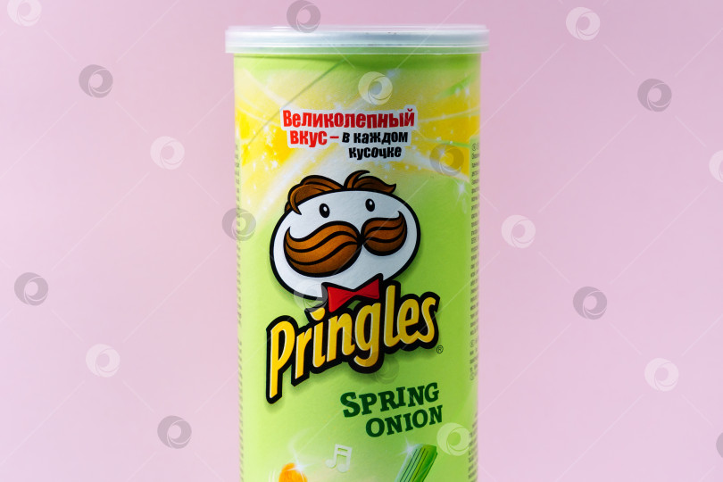 Скачать Тюмень, Россия - 15 октября 2021 года: Pringles - бренд картофельных чипсов, принадлежащий компании Kellogg. фотосток Ozero