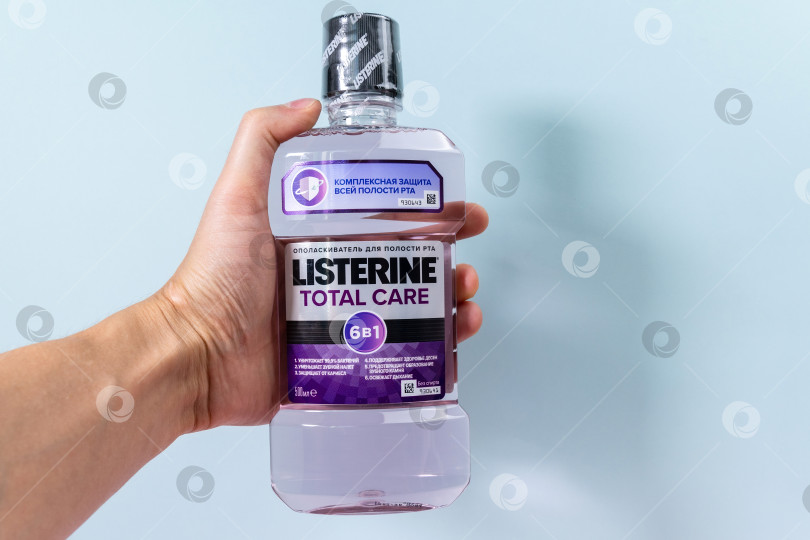 Скачать Тюмень, Россия - 15 октября 2021 года: Listerine total care 6 в 1. Логотип крупным планом. Бренд Listerine является производителем средств для полоскания рта. Пространство для копирования фотосток Ozero