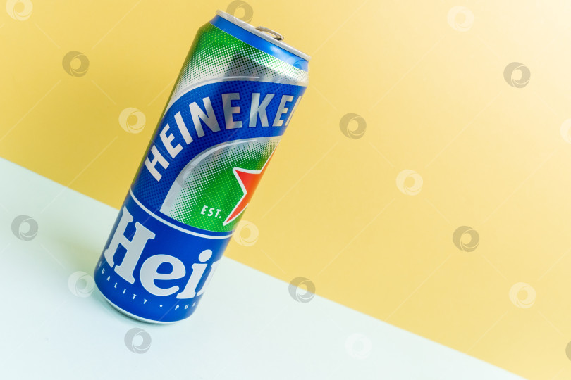 Скачать Тюмень, Россия - 15 октября 2021 года: Heineken International представила новое безалкогольное пиво Heineken 0.0. Пространство для копирования фотосток Ozero