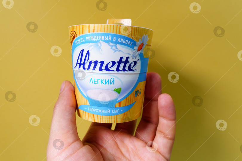 Скачать Тюмень, Россия - 15 октября 2021 года: Сыр Альметте - это легкий творожный сыр. Альметте производится компанией Hochland. фотосток Ozero