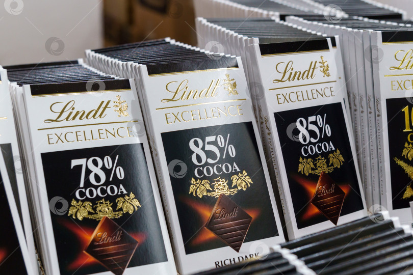 Скачать Волжский, Россия - 21 сентября 2021 года: Lindt - бренд элитного и качественного швейцарского шоколада. фотосток Ozero