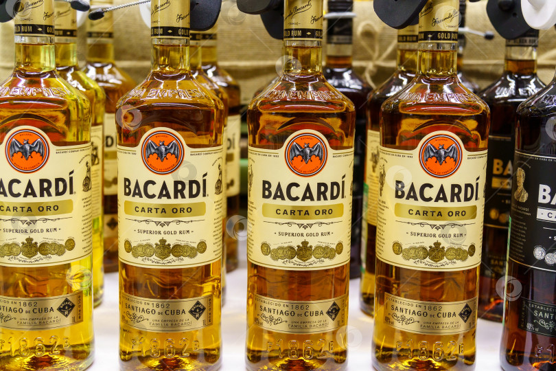 Скачать Волжский, Россия - 21 сентября 2021 года: Бутылки рома Bacardi carta oro в магазине фотосток Ozero