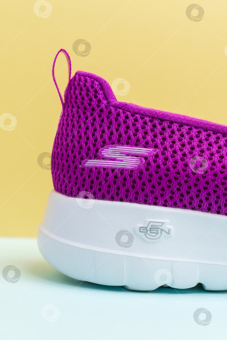 Скачать Тюмень, Россия- 14 октября 2021 года: Женские слипоны Skechers Go Walk Joy фиолетового цвета. Skechers USA, Inc. - это американский стиль жизни. Вертикальная фотография фотосток Ozero