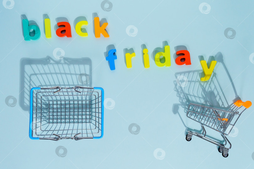 Скачать Надпись black Friday на синем фоне, вид сверху. Концепция распродажных скидок. фотосток Ozero