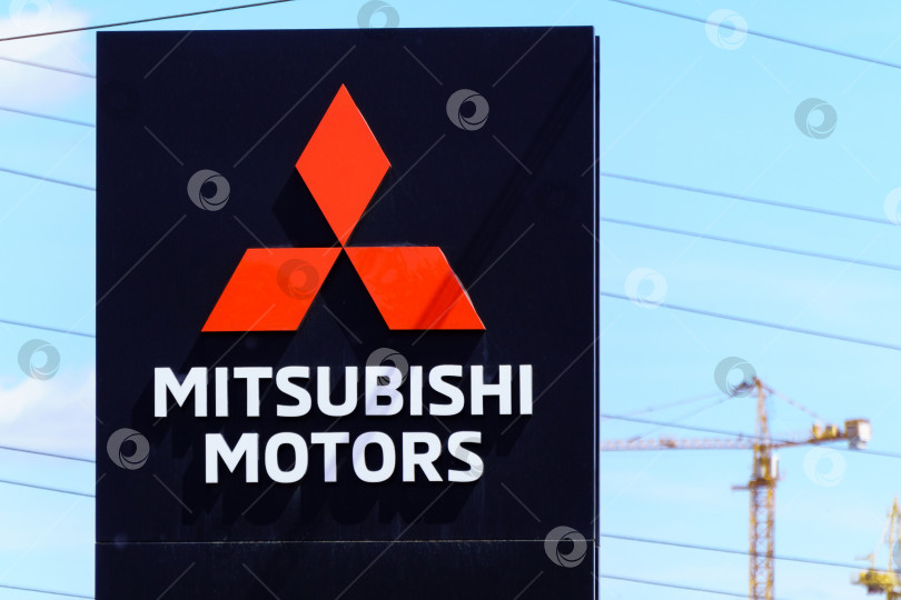 Скачать Тюмень, Россия - 4 июня 2021 года: Mitsubishi Motors logo Corporation - японский производитель автомобилей фотосток Ozero