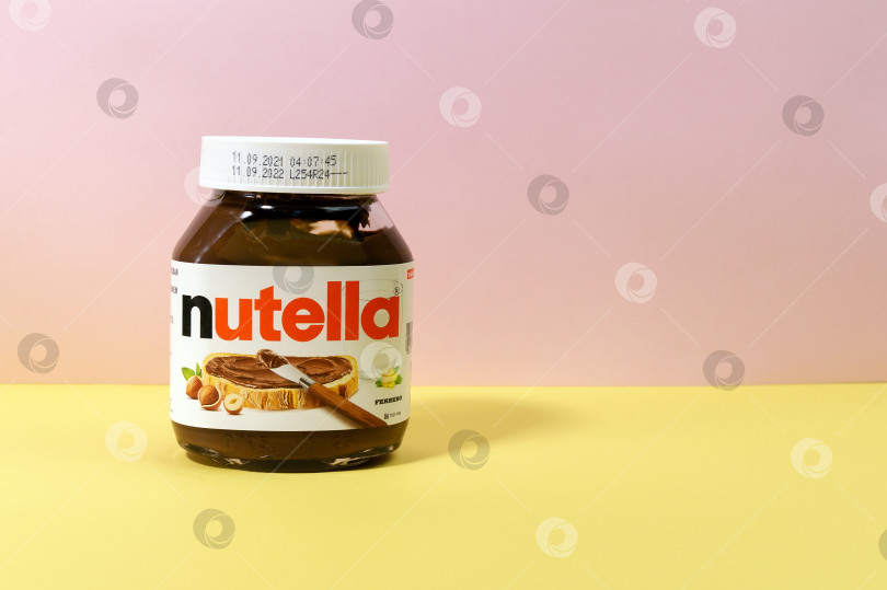 Скачать Тюмень, Россия - 15 октября 2021 года: Nutella - это торговая марка шоколадного фундука. Производится итальянской компанией Ferrero. фотосток Ozero