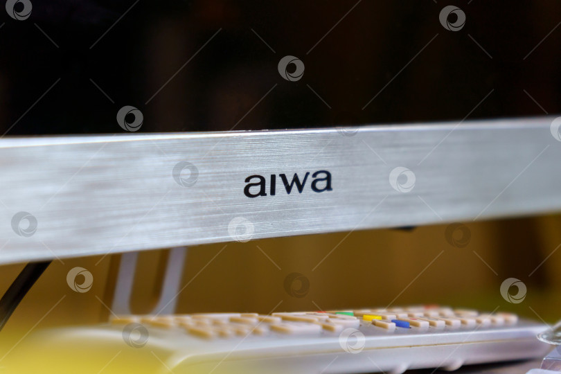 Скачать Волжский, Россия - 25 сентября 2021 года: Логотип на AIWA TV - это выборочный фокус крупным планом. фотосток Ozero