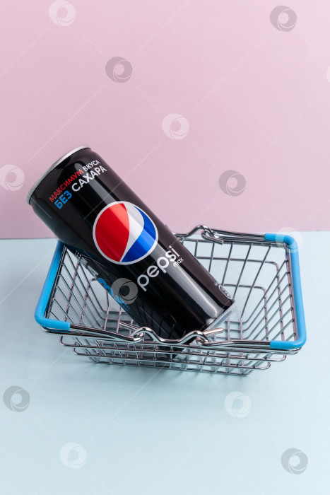 Скачать Тюмень, Россия - 15 октября 2021 года: логотип Pepsi без сахара. Пространство для копирования. Вертикальная фотография фотосток Ozero