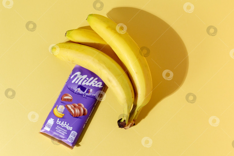 Скачать Тюмень, Россия - 7 августа 2021 года: Шоколад Milka с бананом, Milka - швейцарский бренд шоколадных кондитерских изделий. фотосток Ozero