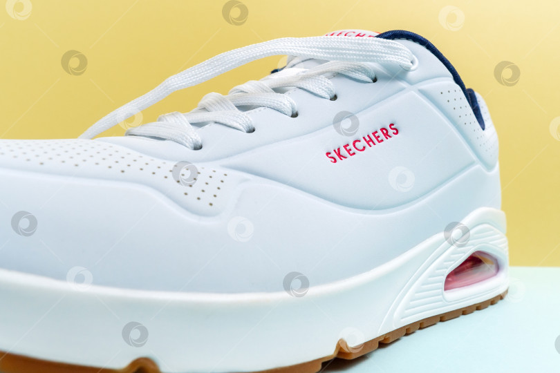 Скачать Тюмень, Россия - 14 октября 2021 года: логотип компании Skechers на кроссовках. Skechers USA, Inc. - это американский стиль жизни. Избирательный фокус фотосток Ozero