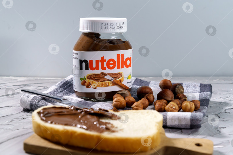 Скачать Тюмень, Россия - 15 октября 2021 года: Nutella close up - это фирменное наименование шоколадного фундука. Итальянская компания Ferrero фотосток Ozero