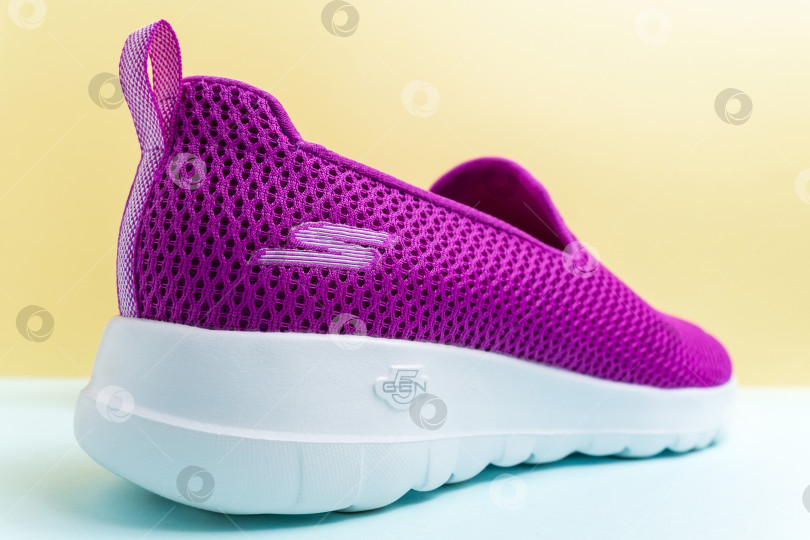 Скачать Тюмень, Россия- 14 октября 2021 года: Женские слипоны Skechers Go Walk Joy фиолетового цвета. Skechers USA, Inc. - это американский стиль жизни фотосток Ozero