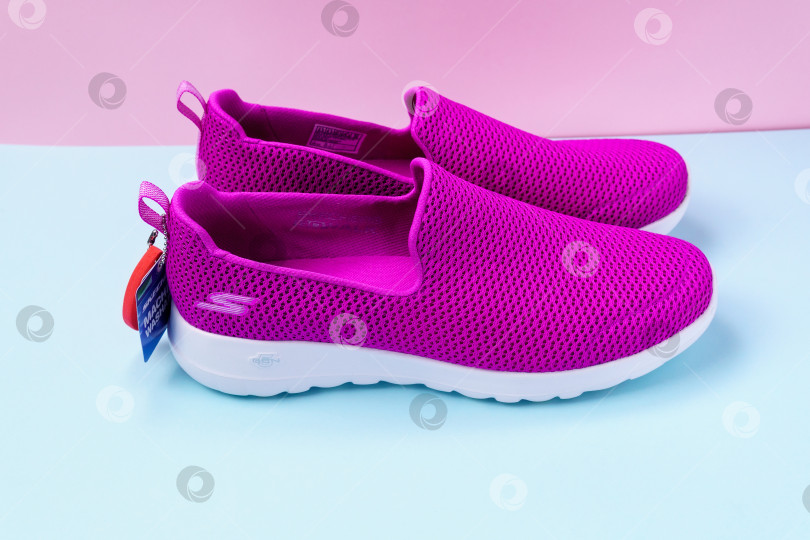 Скачать Тюмень, Россия- 27 августа 2021 года: Женские слипоны Skechers Go Walk Joy фиолетового цвета. Skechers USA, Inc. - это американский стиль жизни фотосток Ozero