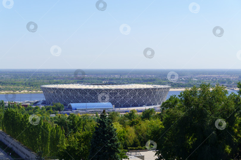 Скачать Волгоград, Россия - 16 сентября 2021 года: стадион "Волгоград Арена". Река Волга. Город Волгоград фотосток Ozero