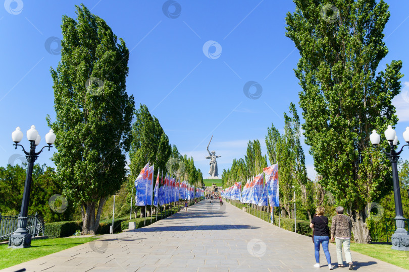 Скачать Волгоград, Россия - 16 сентября 2021 года: Памятник Родине-матери на военном мемориале на Мамаевом кургане. Одна из самых высоких статуй в мире, самая высокая статуя России и Европы фотосток Ozero