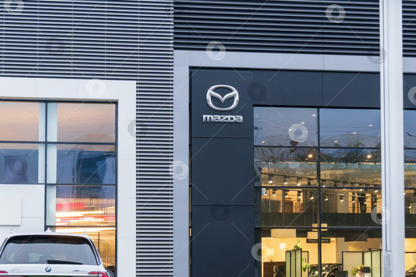 Скачать Волжский, Россия - 25 сентября 2021 года: Центр логотипов Mazda - одного из ведущих производителей автомобилей в Японии. Избирательный фокус фотосток Ozero