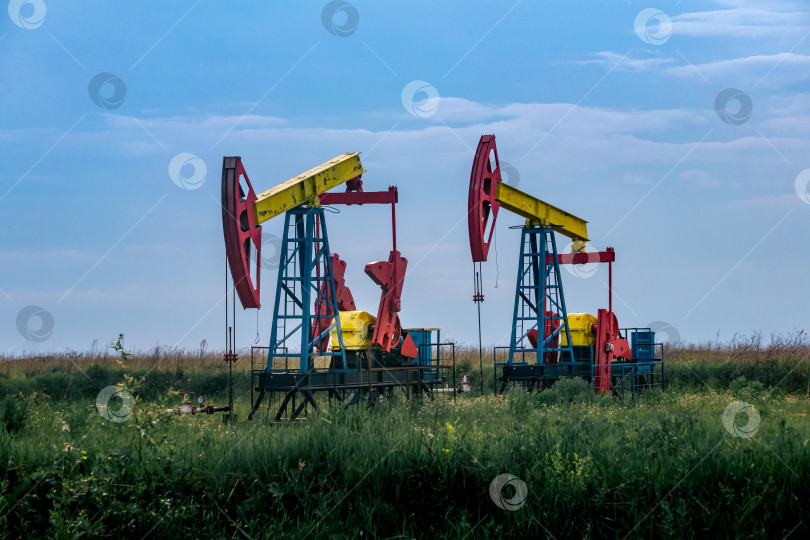 Скачать насосные установки, работающие на нефтяной скважине в полевых условиях на открытом воздухе фотосток Ozero