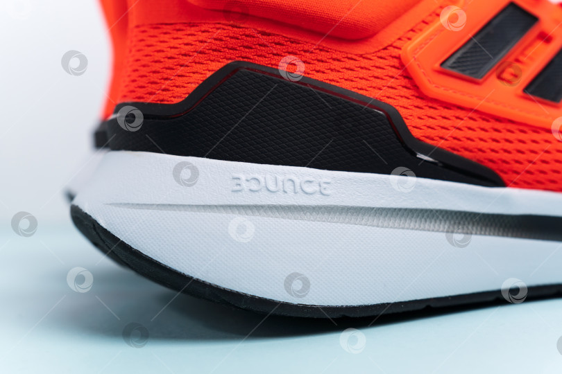 Скачать Тюмень, Россия - 13 ноября 2021 года: Мужская обувь Adidas для бега. Подпрыгивающая подошва крупным планом фотосток Ozero