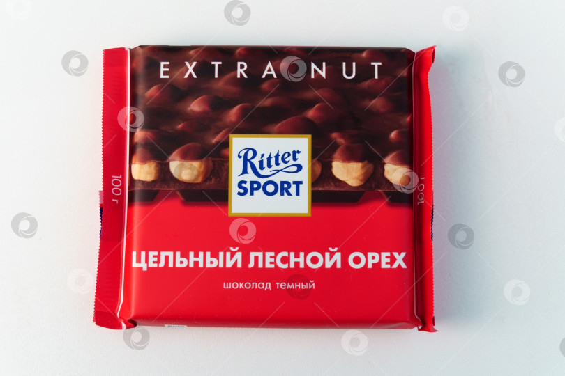 Скачать Тюмень, Россия - 13 ноября 2021 года: Темный шоколад Ritter Sport с лесными орехами. Ritter Sport - это марка шоколада для Альфреда Риттера. фотосток Ozero