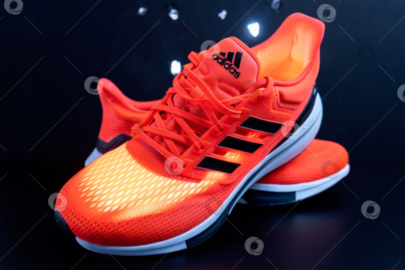 Скачать Тюмень, Россия - 13 ноября 2021 года: оранжевые кроссовки Adidas для бега. Adidas, многонациональная компания. Модель EQ21 фотосток Ozero